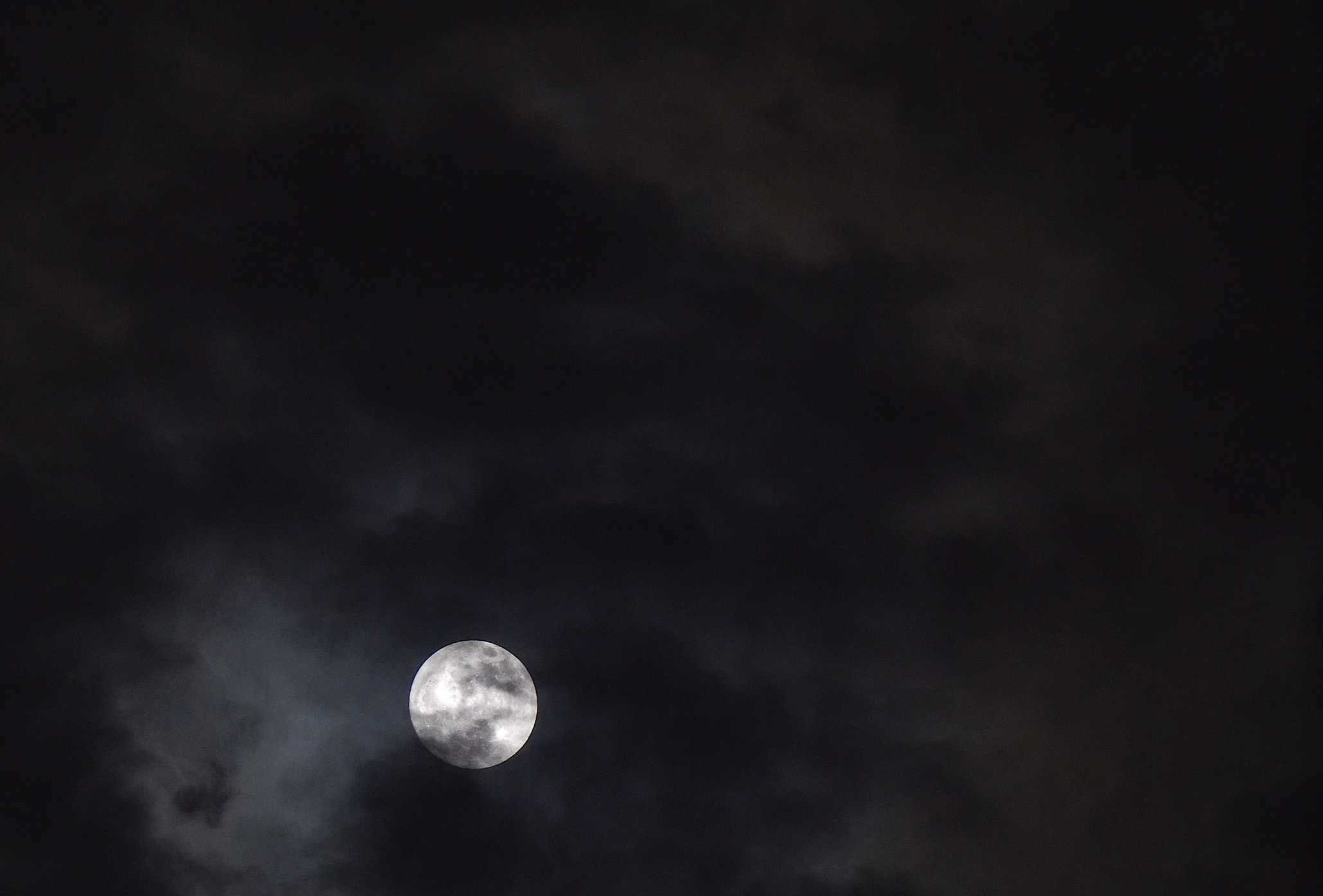 高清4k实拍云层穿梭夜晚阴森月亮素材视频的预览图