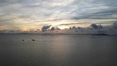 4k珠海海上日出日落渔船风光空镜视频的预览图