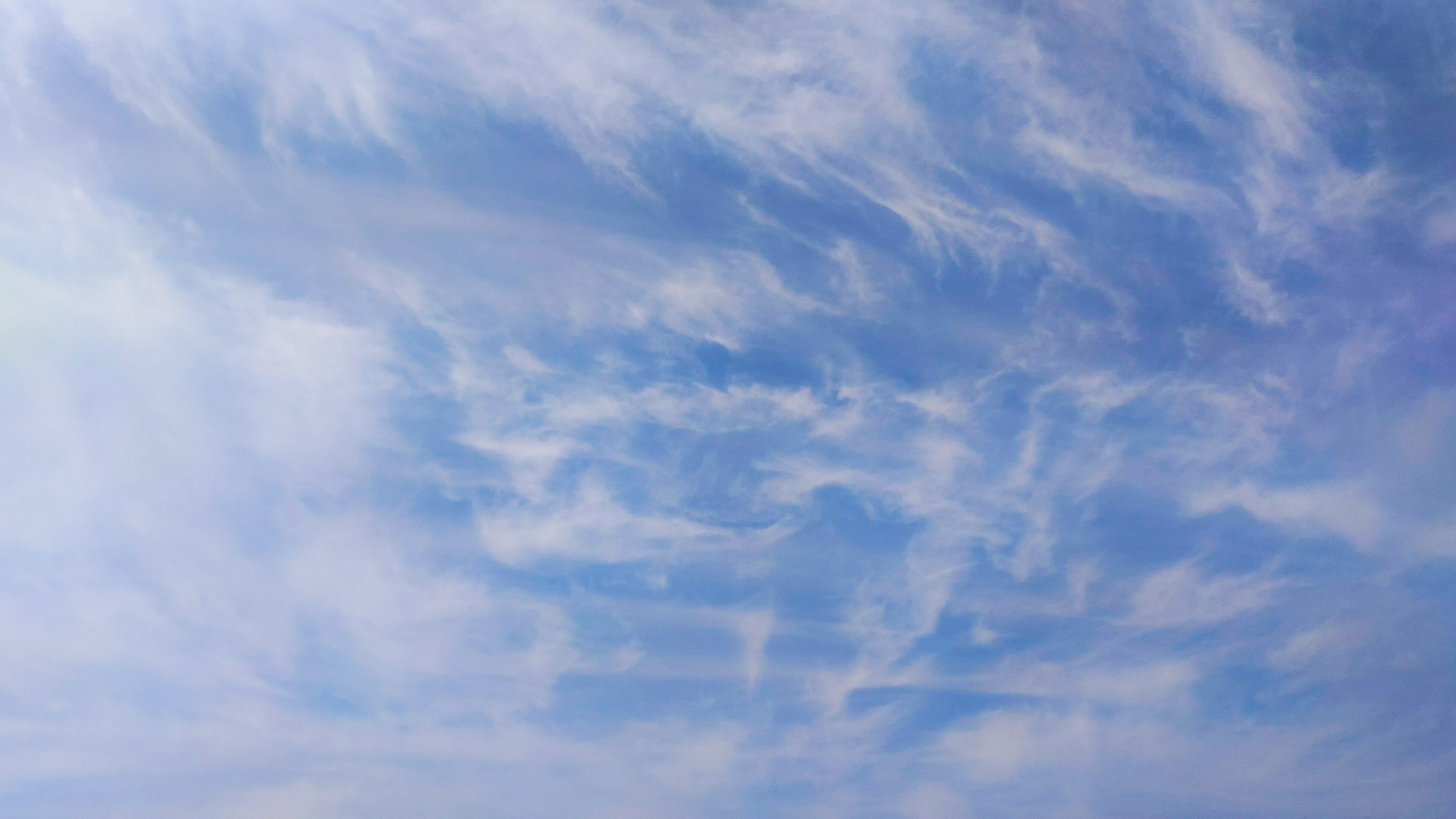 晴朗天气飘动的云4K实拍视频的预览图