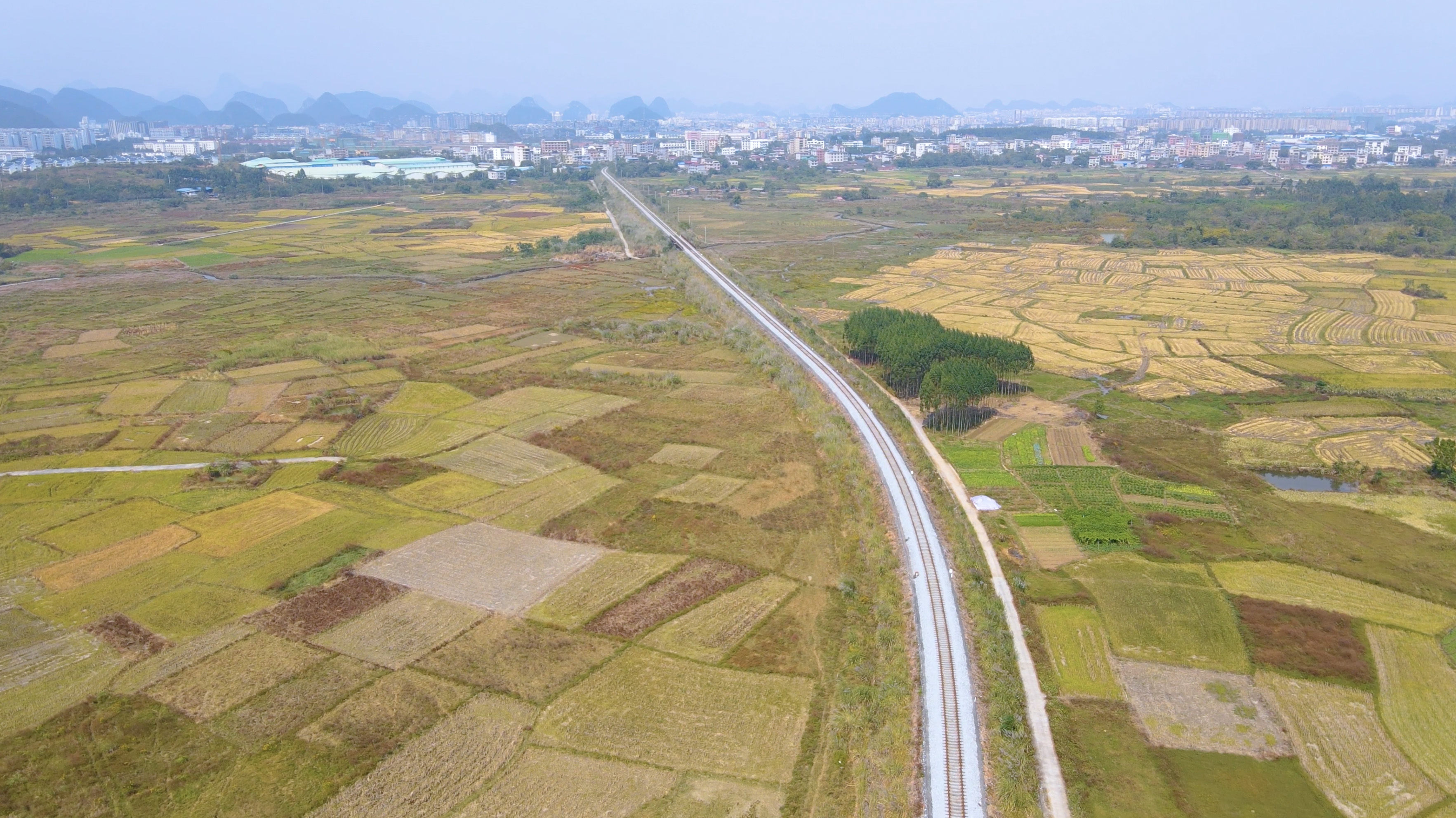 4k田野间绵绵延长的铁路轨道视频的预览图