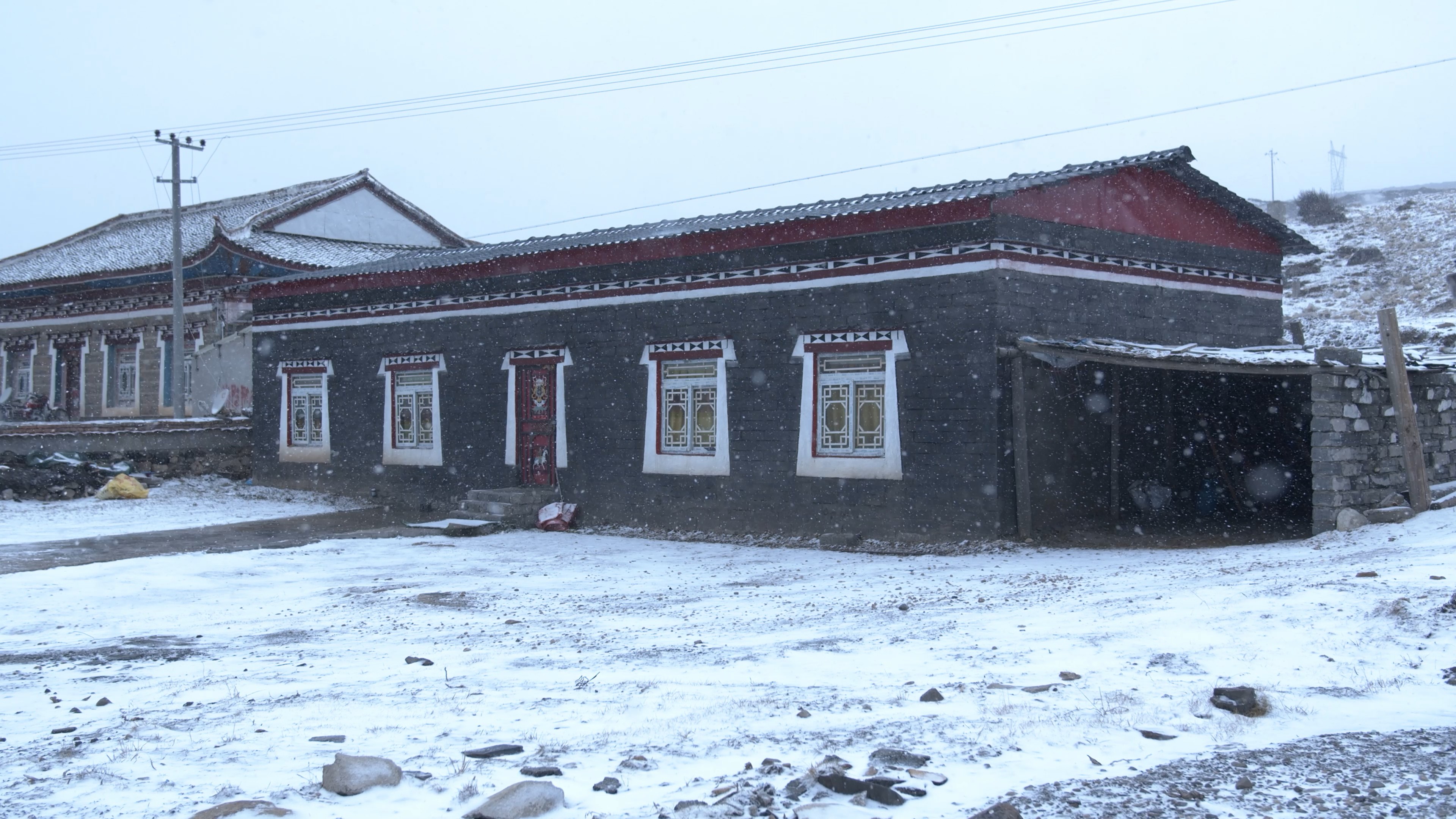 4k下雪中的藏族房屋雪景实拍视频的预览图