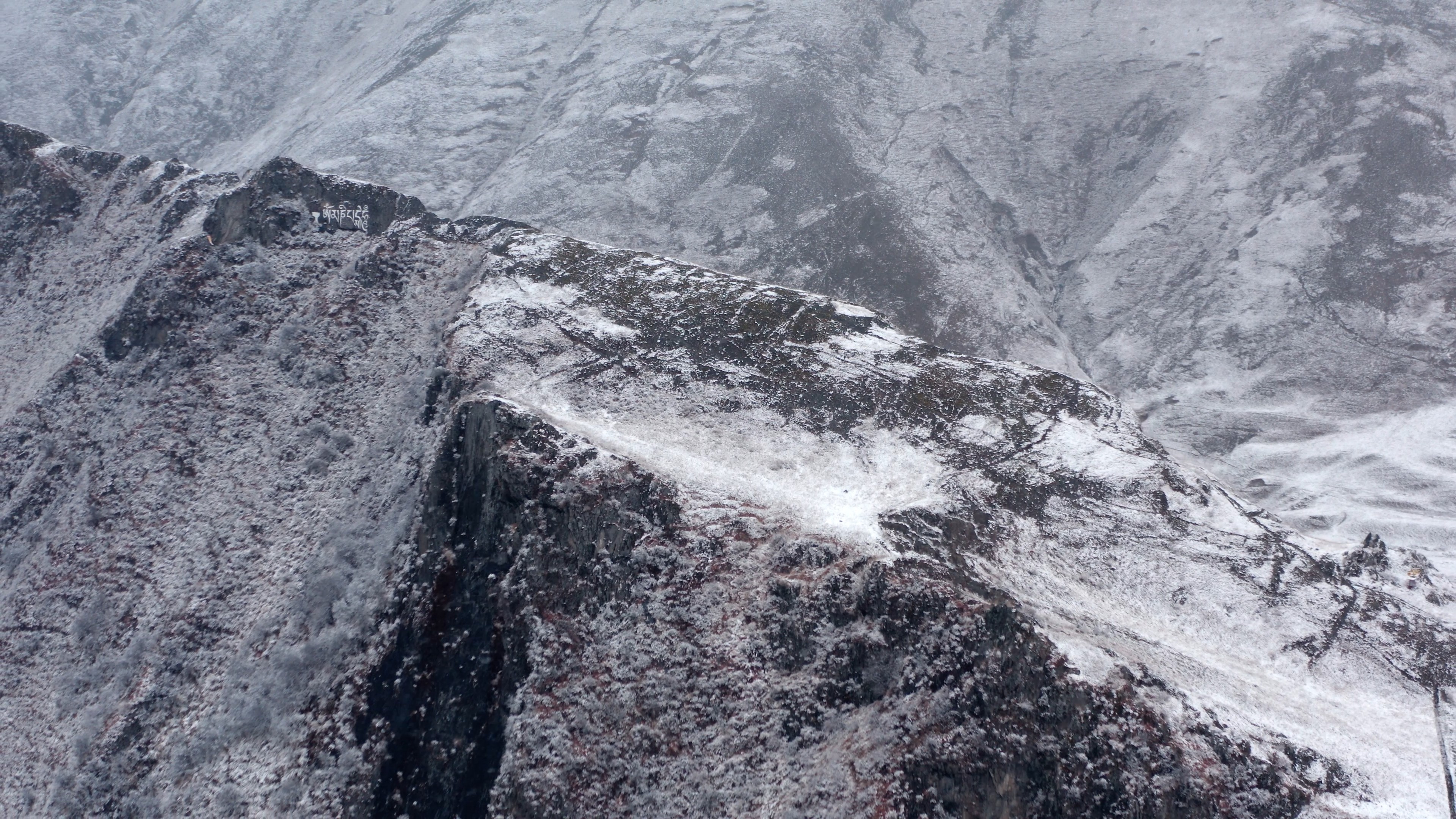 4k震撼航拍山峰下雪雪景视频的预览图
