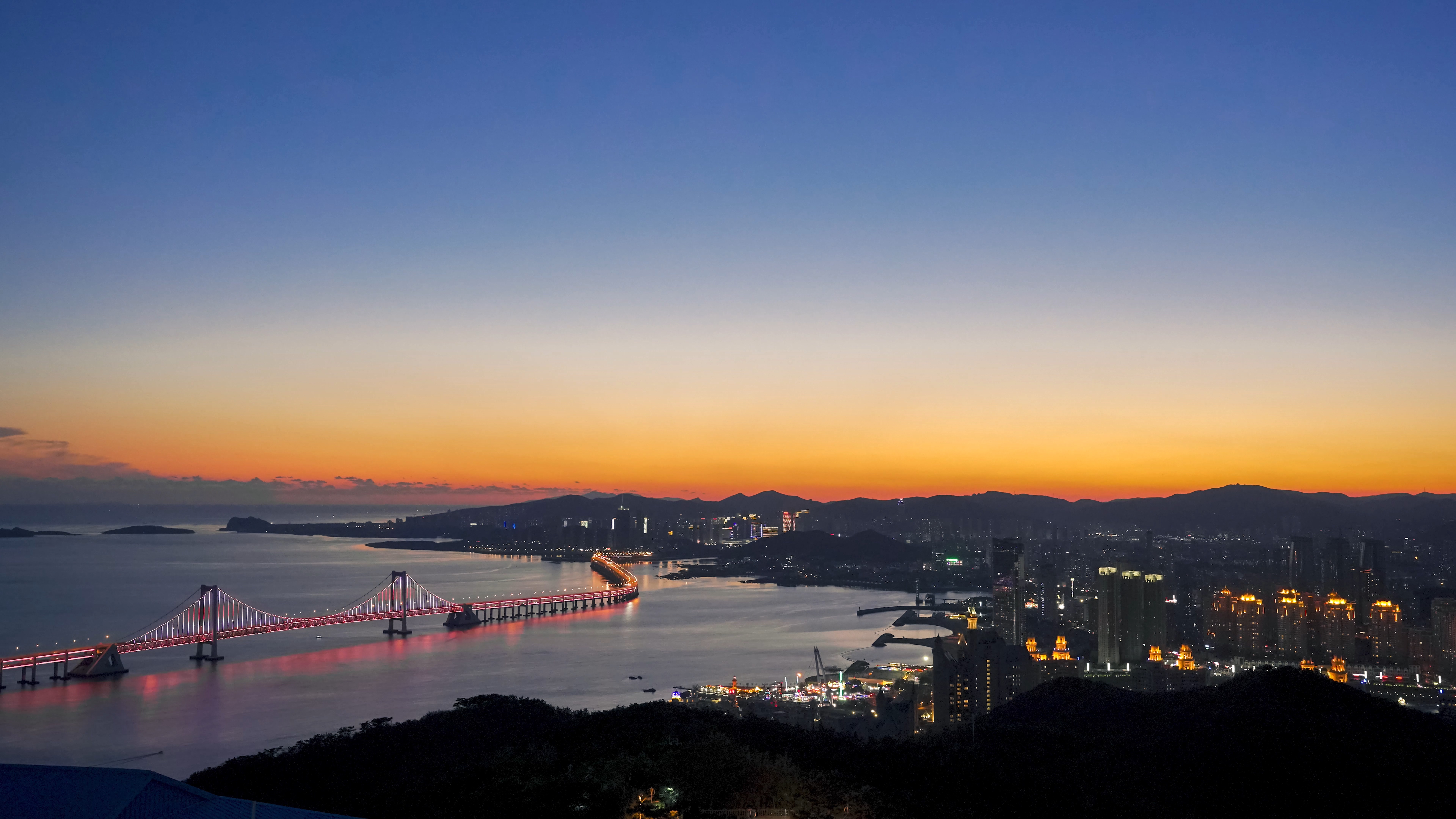 8K日落城市夜景风光海边大连市视频的预览图