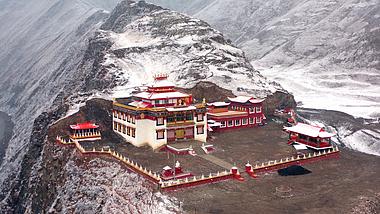 4k航拍山上藏族房屋雪景视频的预览图