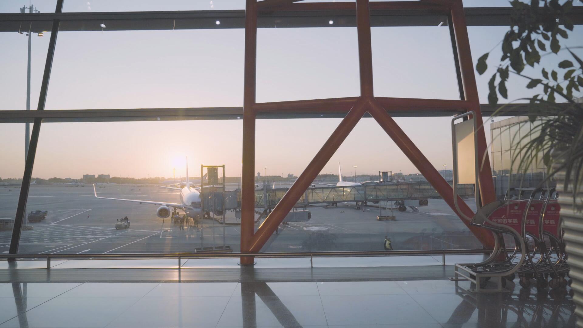4k黄昏夕阳下机场候机室视频的预览图