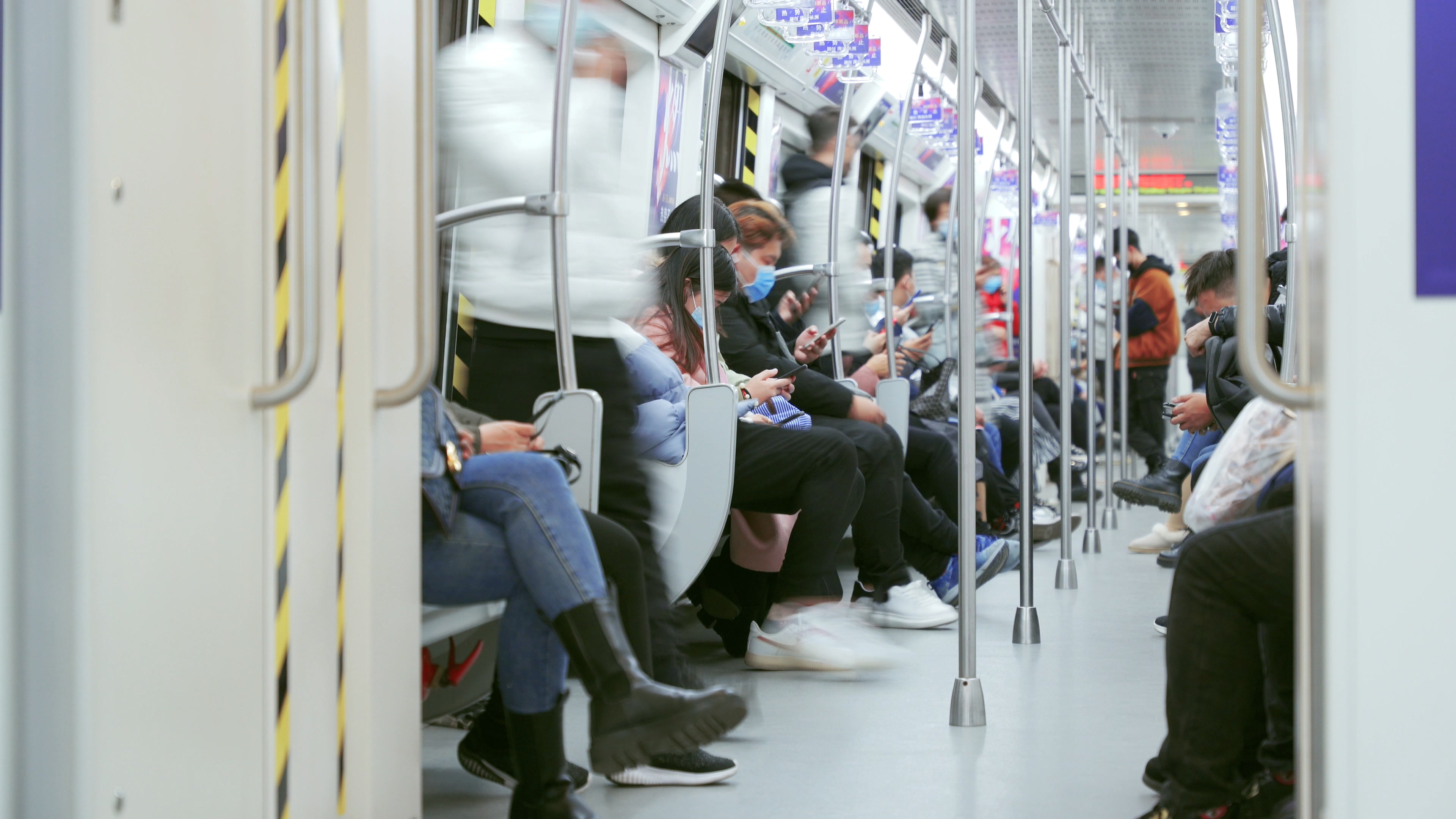 4K地铁车厢乘客人群乘坐地铁上下地铁视频的预览图