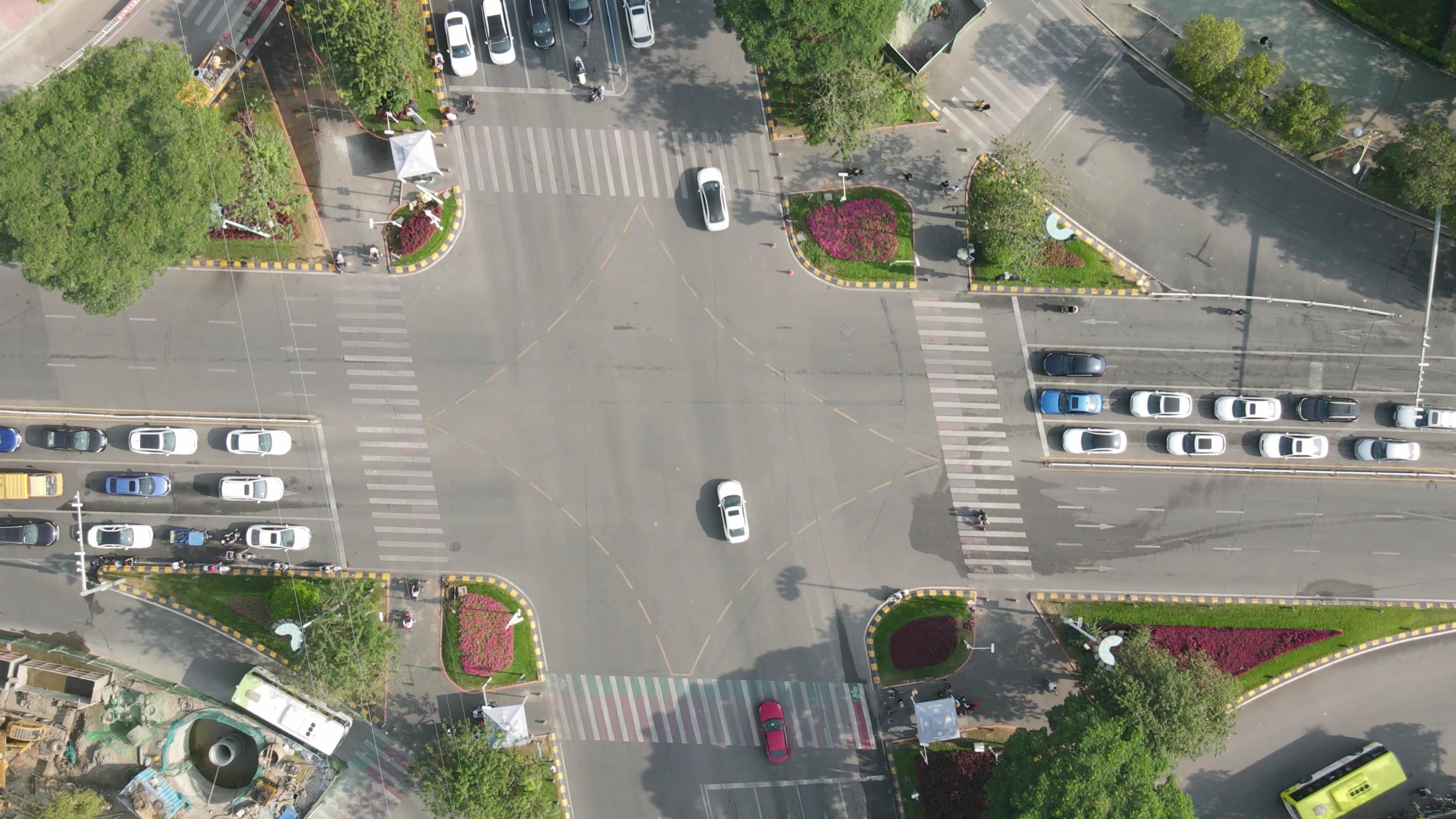 高速发展的城市交通十字路口视频的预览图