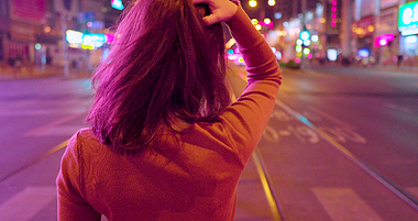 4k秋天晚上女孩道路街道站立望向远方商业素材视频的预览图