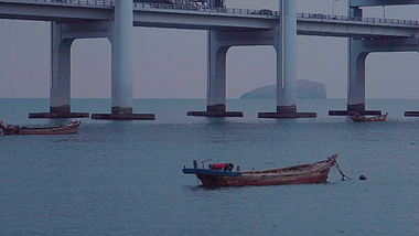 秋天黄昏渔船在大海里摇曳空镜商业素材视频的预览图