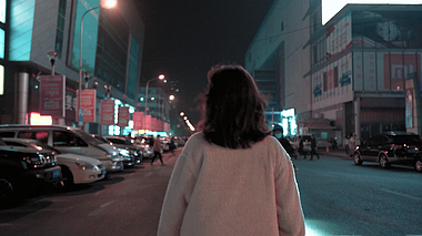 4k秋天晚上女孩在街道浪漫潇洒行走商业素材视频的预览图