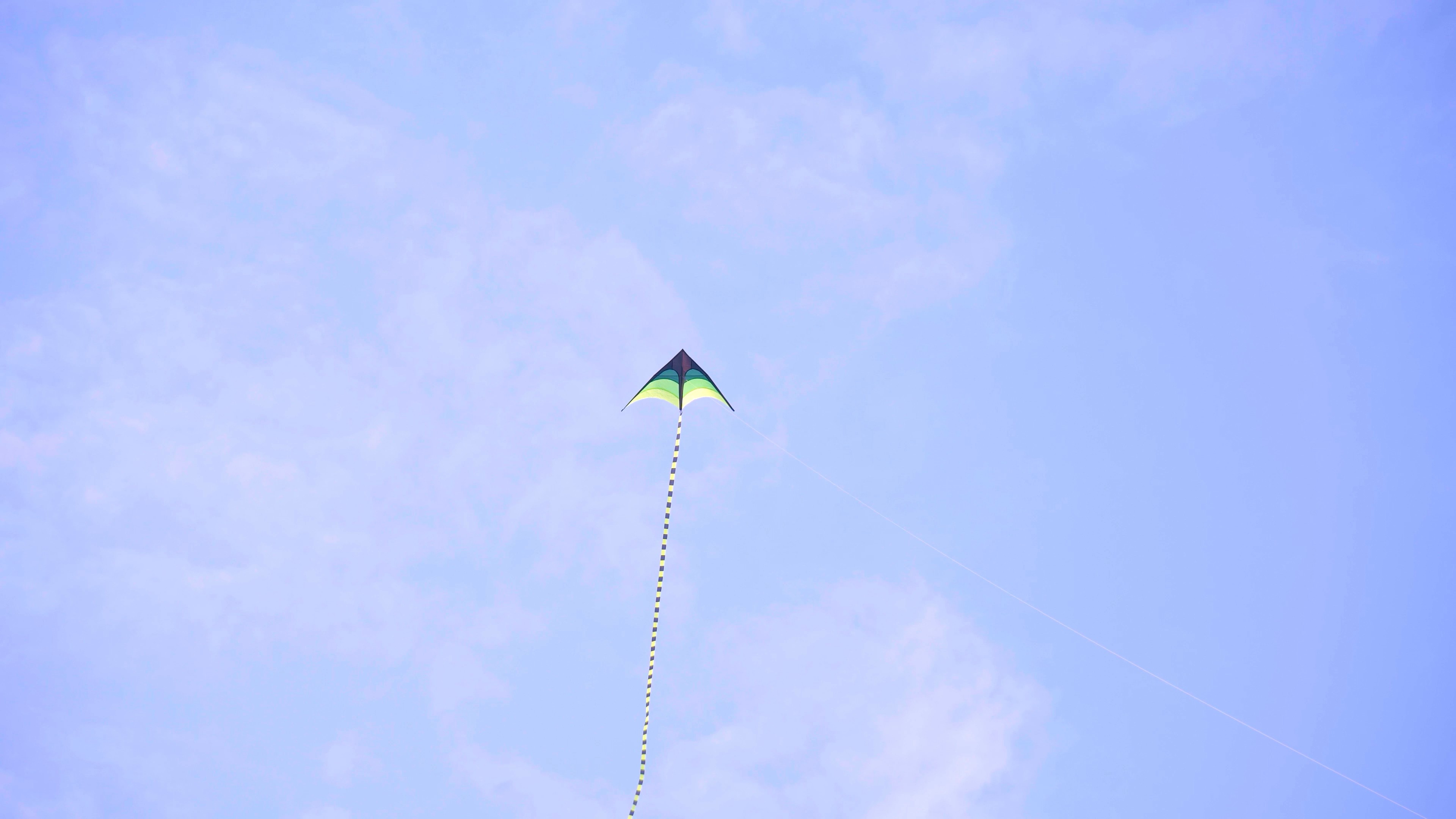 4K实拍天空下飞扬的风筝视频素材视频的预览图