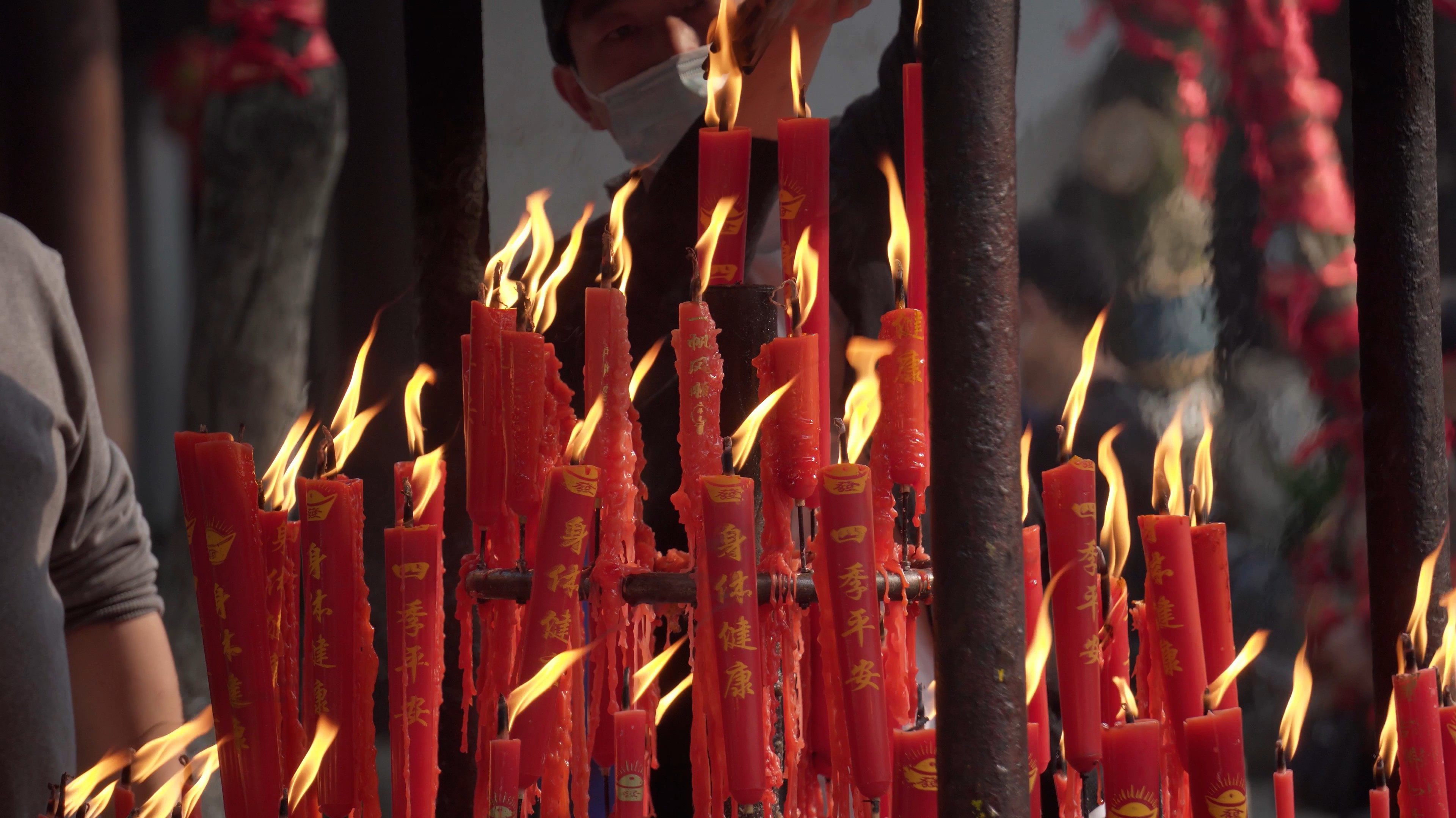 4K实拍寺庙香火旺盛烛火视频素材视频的预览图