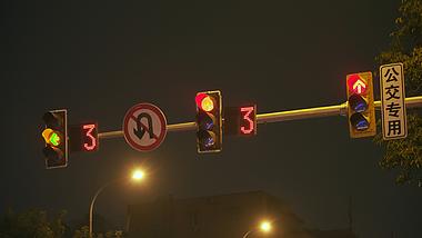 4k夜晚路口红绿灯倒计时实拍视频的预览图