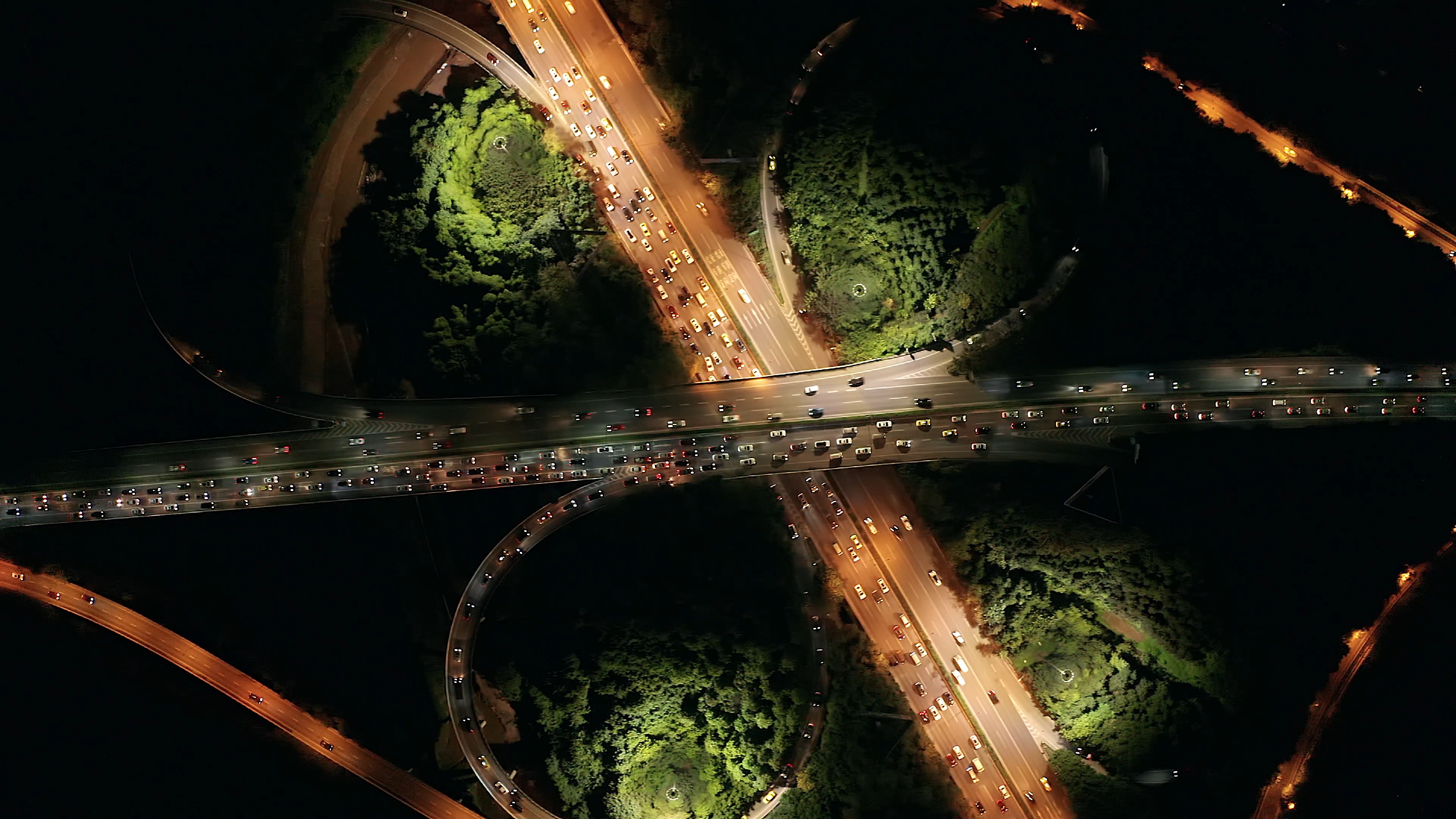 4k大气航拍重庆北环立交夜景车流视频的预览图