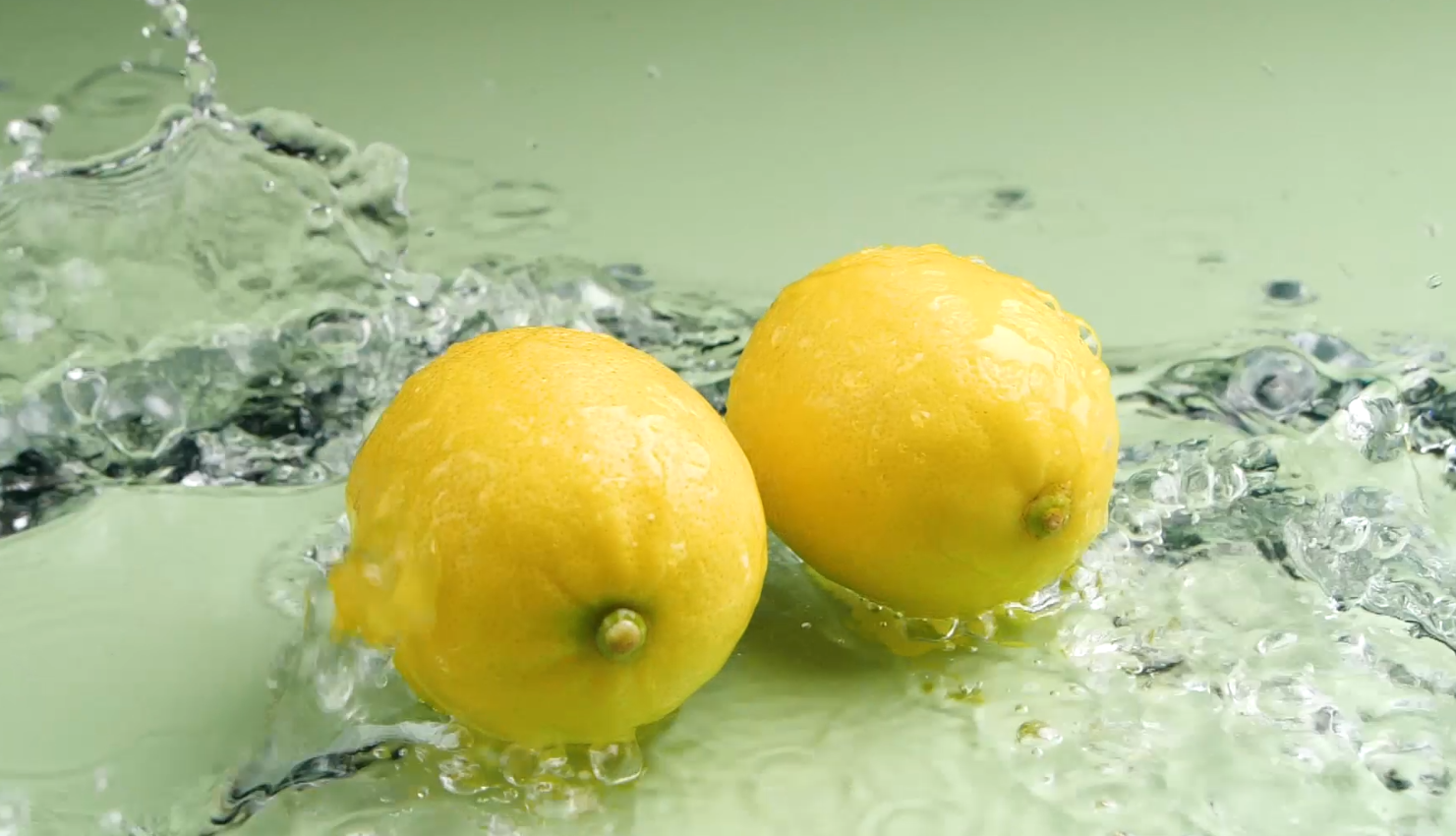 1080升格柠檬入水黄柠檬新鲜水果入水视频的预览图