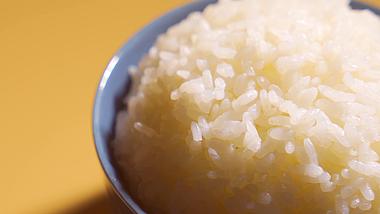 4K大米粒稻谷蒸煮米饭视频的预览图