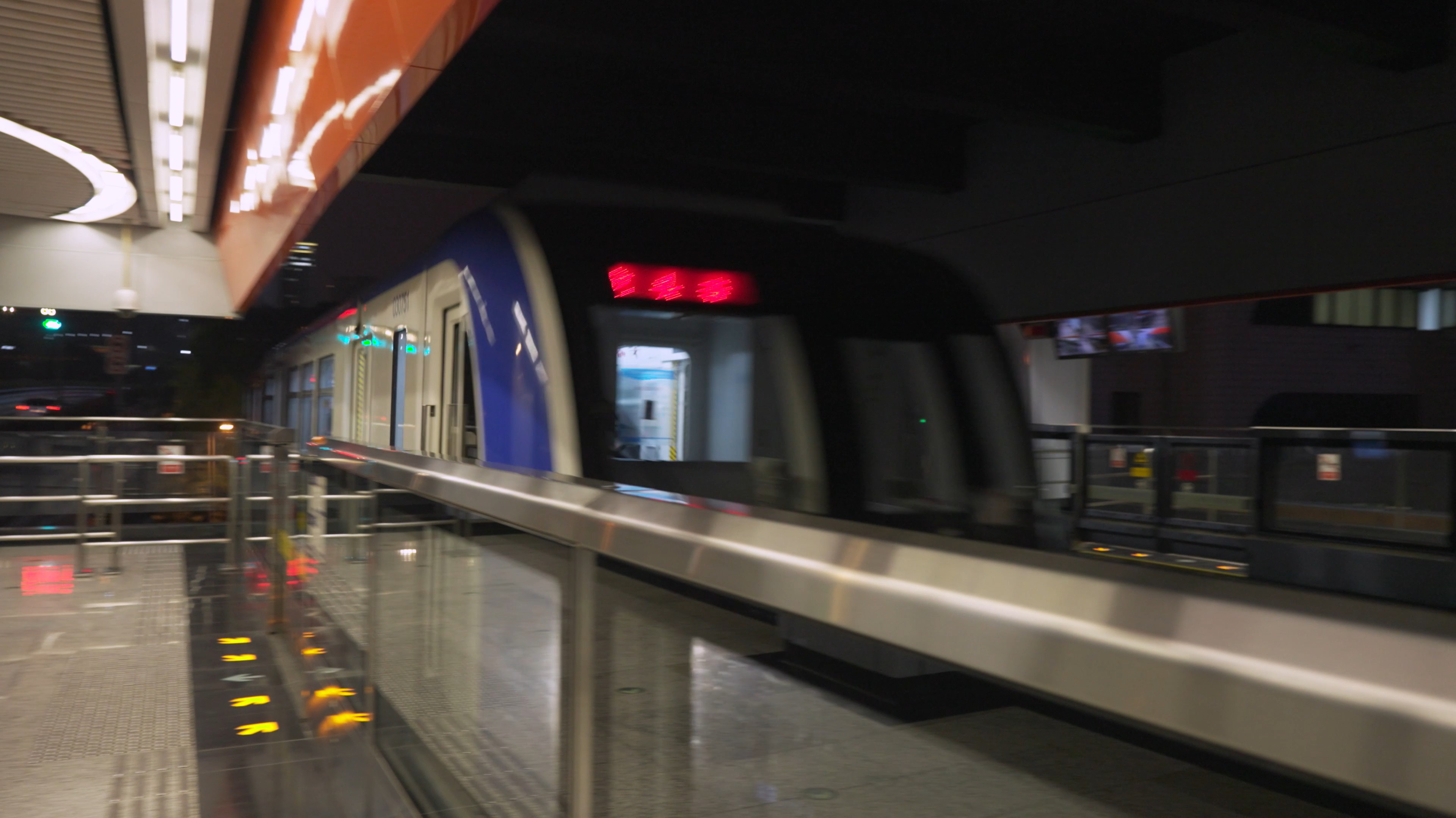 4k地铁驶入站台实拍视频的预览图