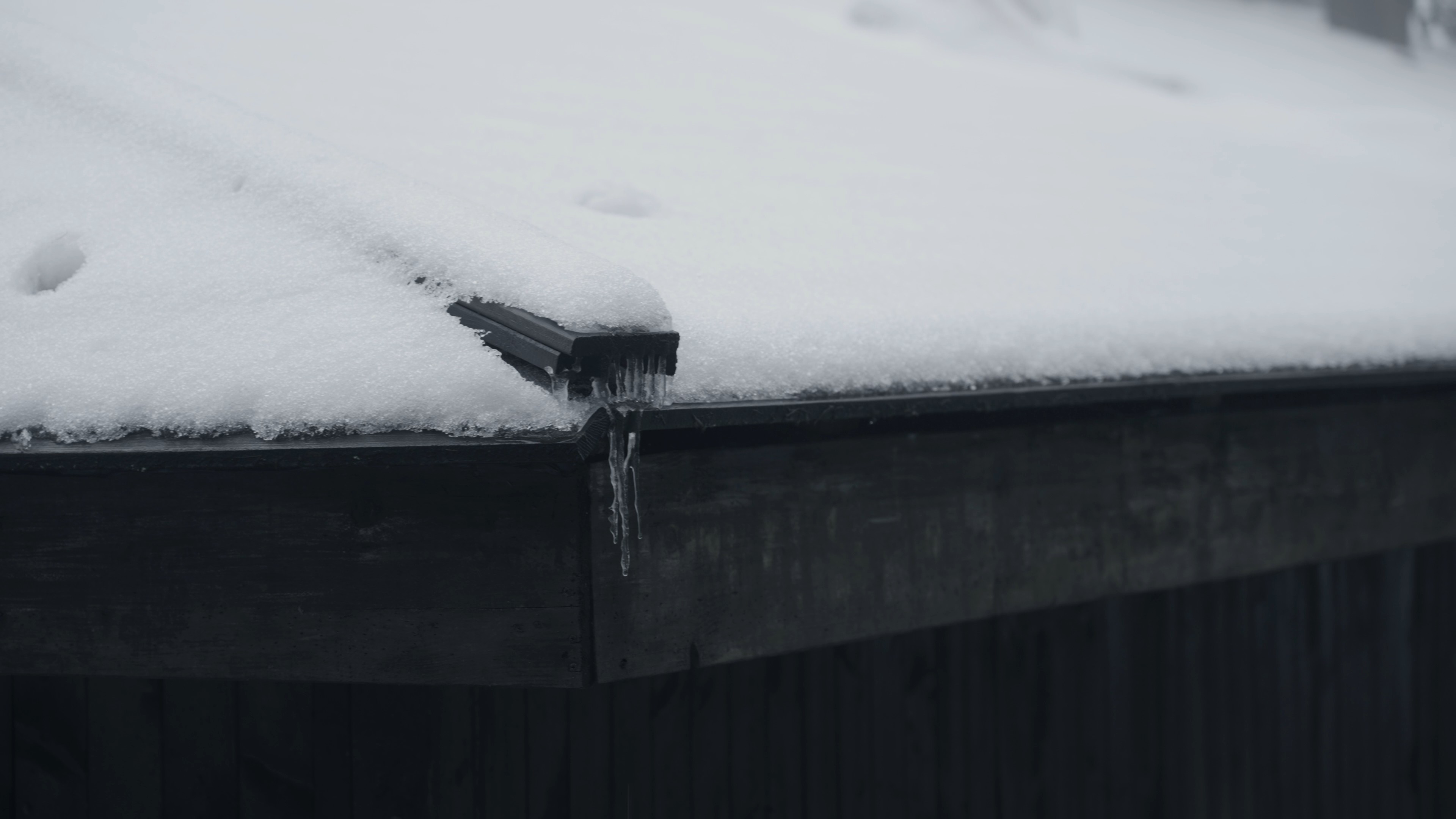 4k冰雪覆盖的房屋屋顶实拍视频的预览图