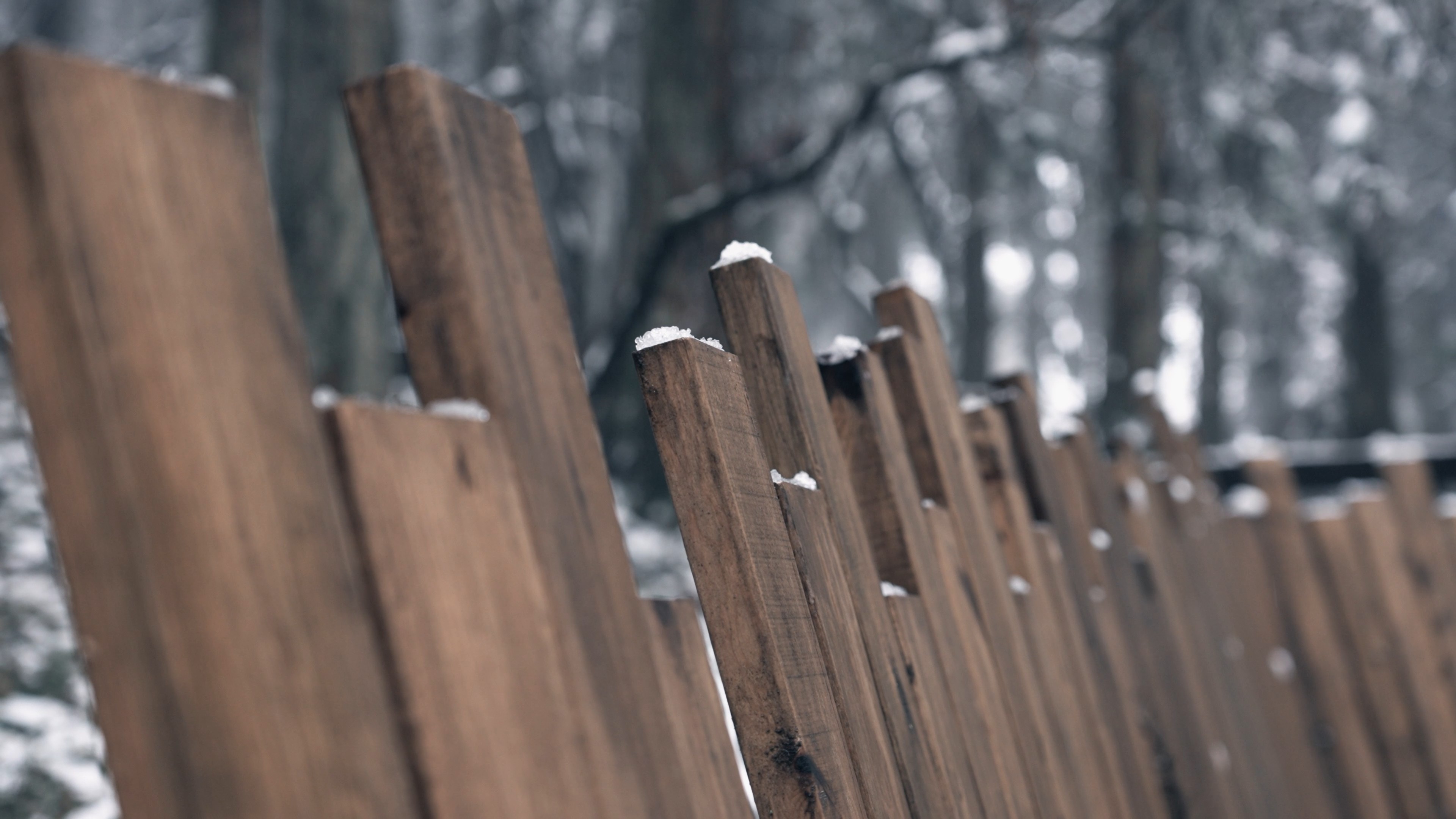 4k升格木头栅栏雪景唯美空镜视频的预览图