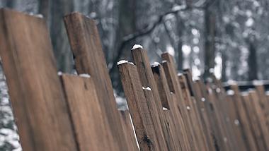 4k升格木头栅栏雪景唯美空镜视频的预览图