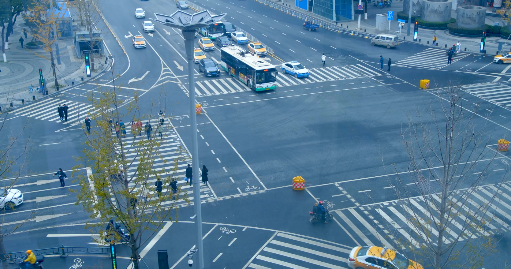 4K大型十字路口车流人流交通视频的预览图