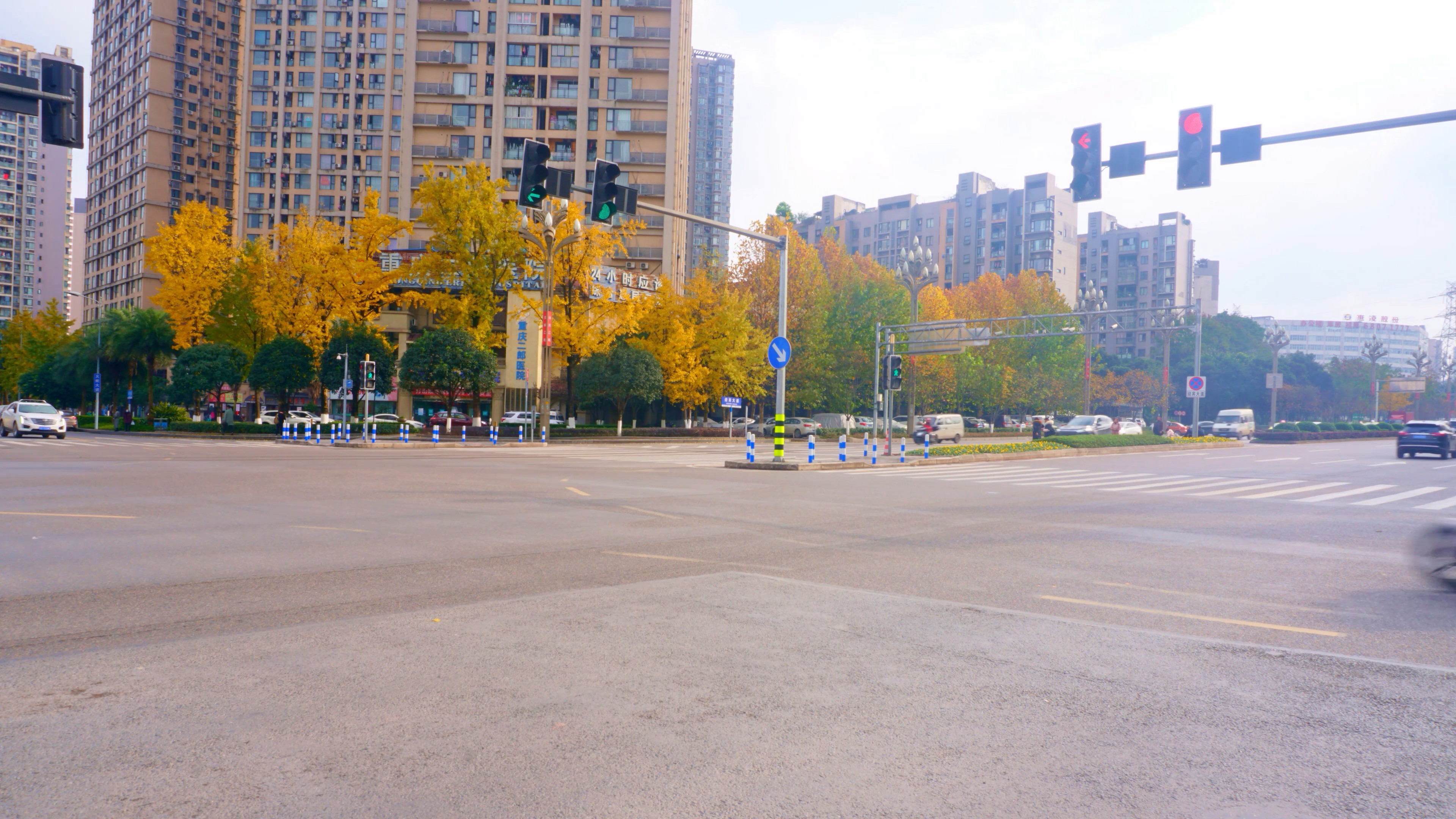 8K实拍城市十字路口车流延时摄影视频的预览图