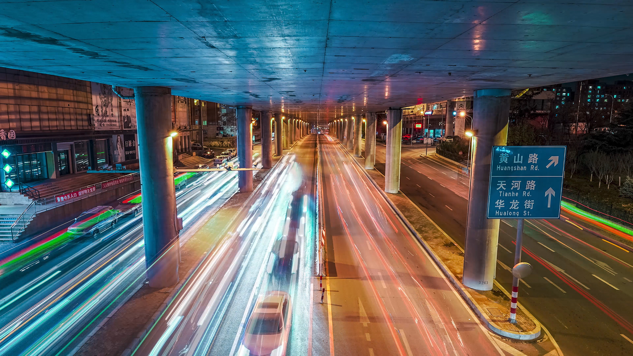 4K赛博朋克感城市夜景立交桥车流交通灯光延时视频的预览图