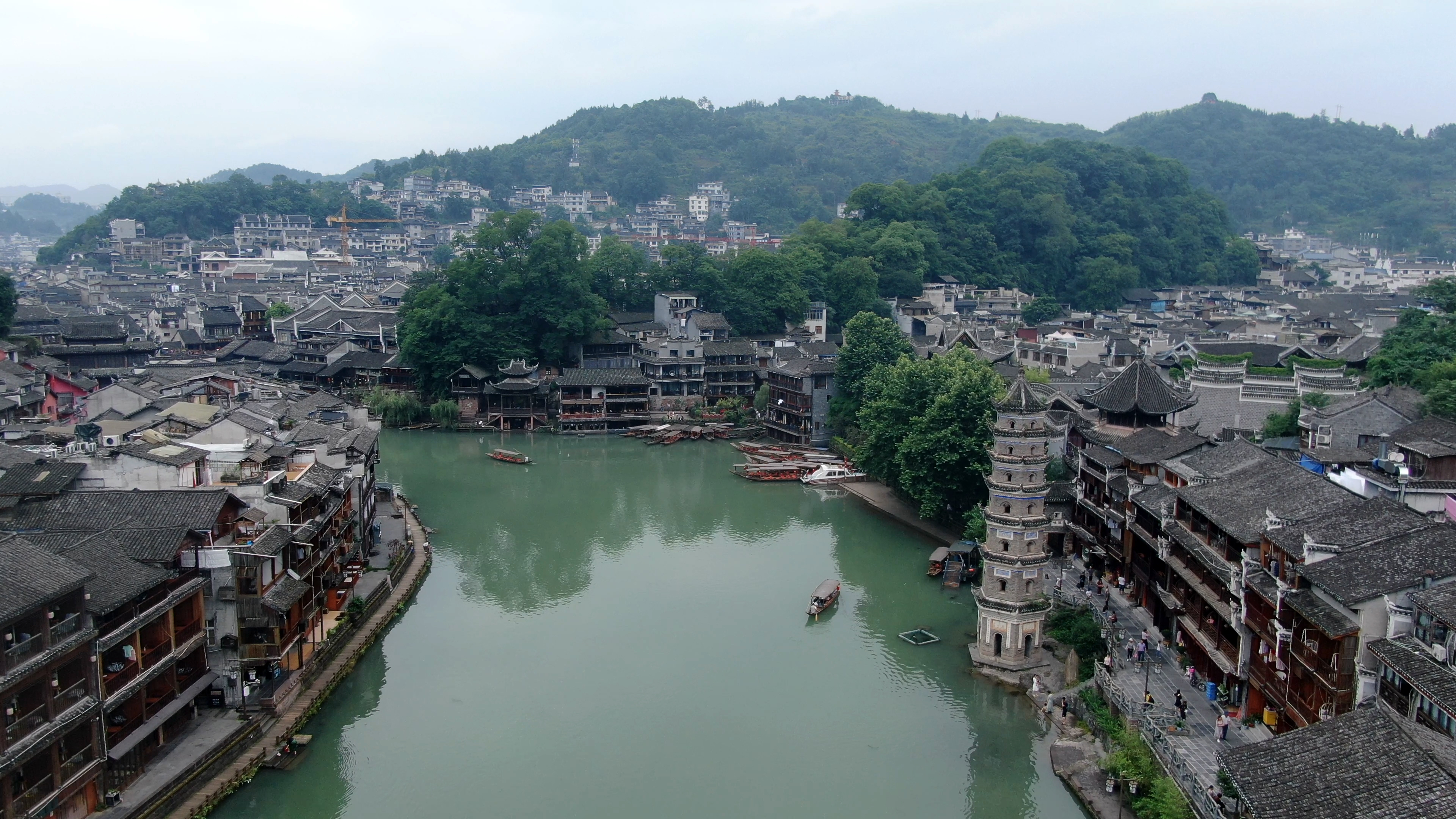 4k航拍湖南湘西凤凰古城风景实拍视频的预览图