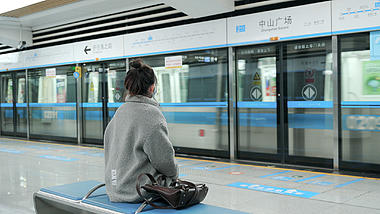 4K年轻女性白领上班族地铁站通勤等车视频的预览图