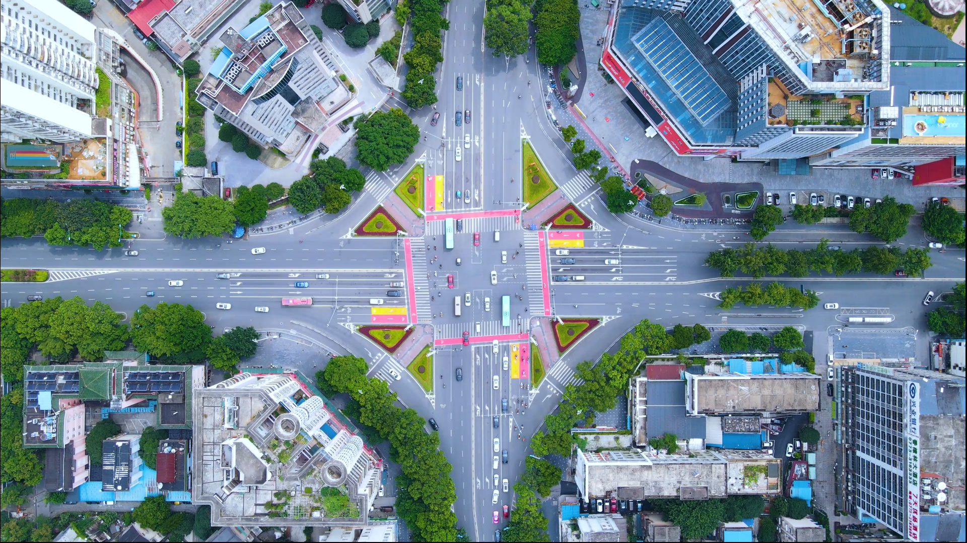 4k垂直上帝视角航拍城市十字路口交通车流视频的预览图