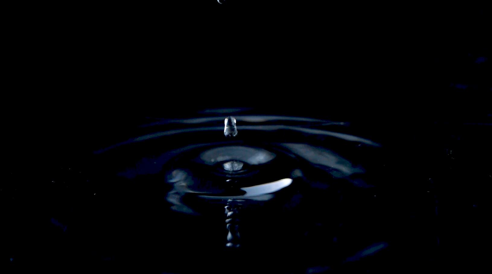 1080升格水波纹水花水滴水珠滴入水面水酒广告素材视频的预览图