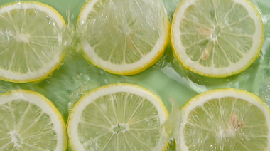 1080升格柠檬入水柠檬片黄柠檬视频的预览图
