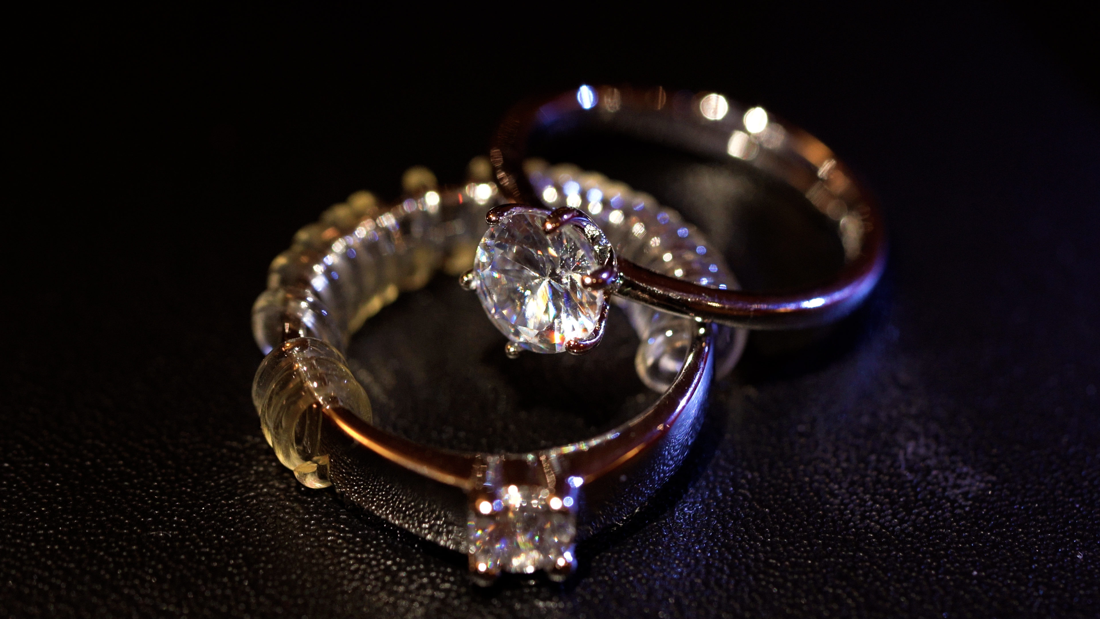 4K钻石戒指婚礼对戒珠宝特写视频的预览图