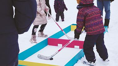 4k冬季运动滑雪游乐场亲子儿童曲棍球比赛视频的预览图