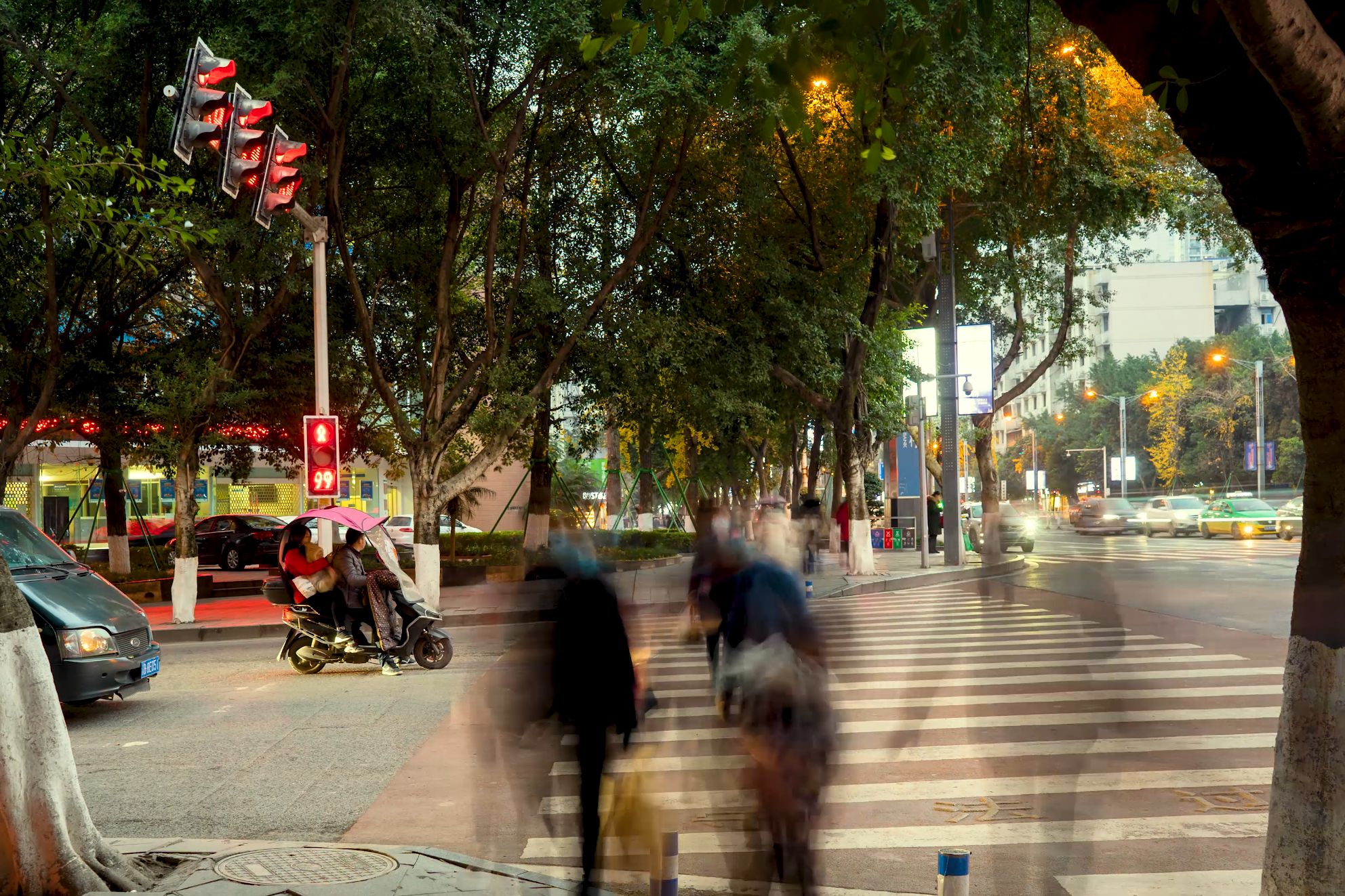 4K实拍行人斑马线过马路日转夜延时摄影视频的预览图