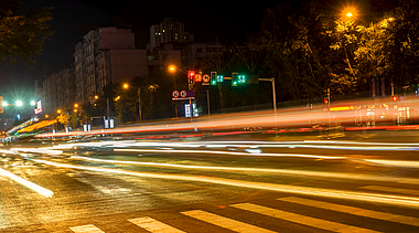 4K实拍夜晚城市马路红绿灯车流延时视频的预览图