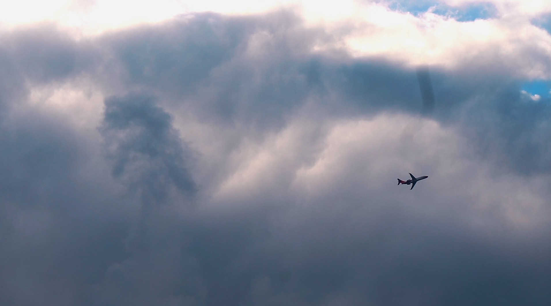 高清实拍1080飞机飞过天空素材视频的预览图