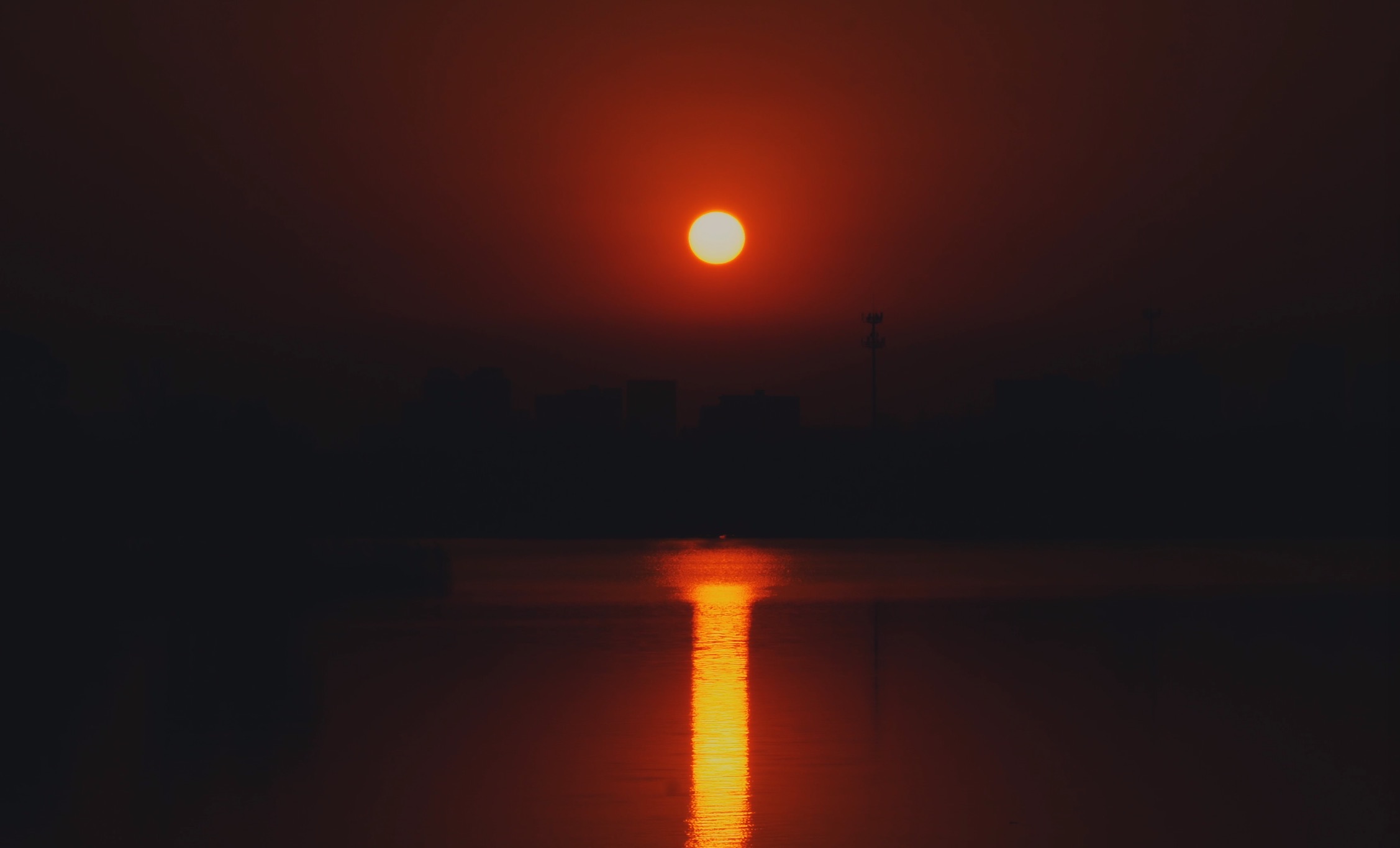 实拍4K湖面夕阳红日日落延时倒影素材视频的预览图