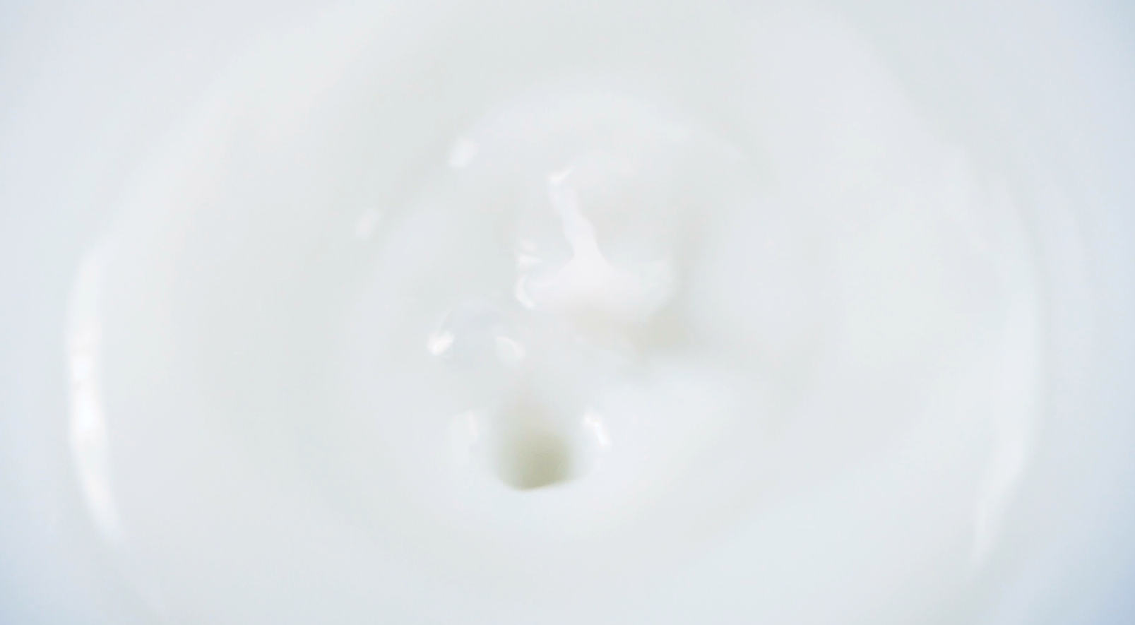 1080升格牛奶水珠水滴水花牛奶滴落广告片段视频的预览图