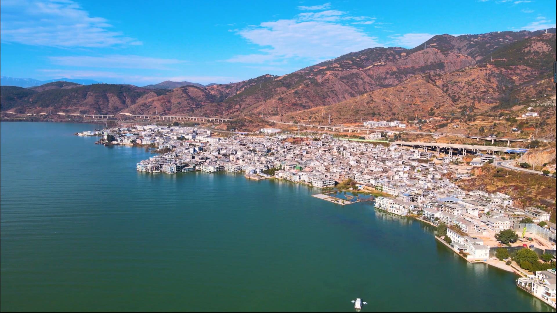 4k大理洱海边的双廊建筑群旅游胜地视频的预览图