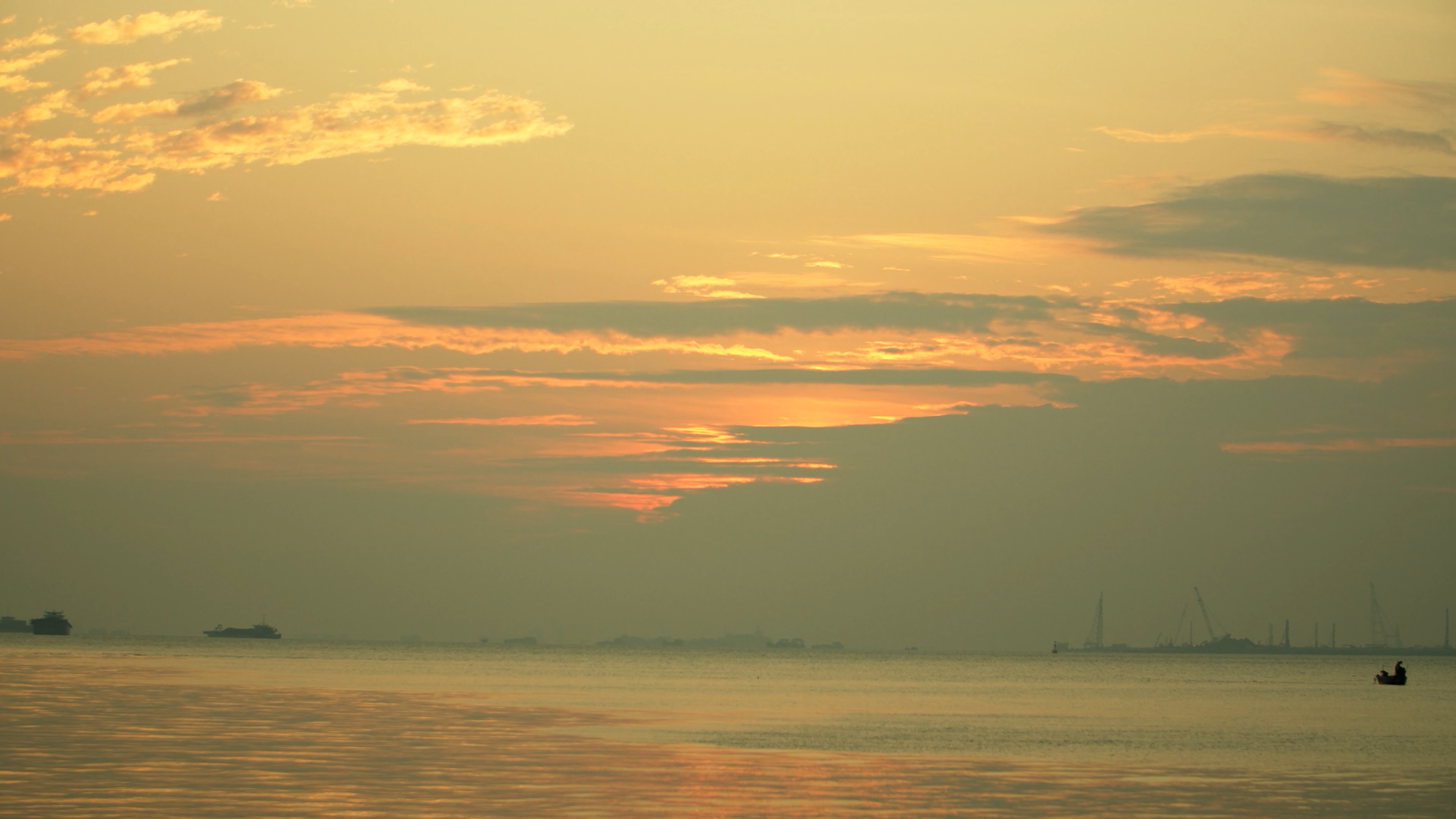 4K实拍海面清晨日出云彩延时摄影视频的预览图