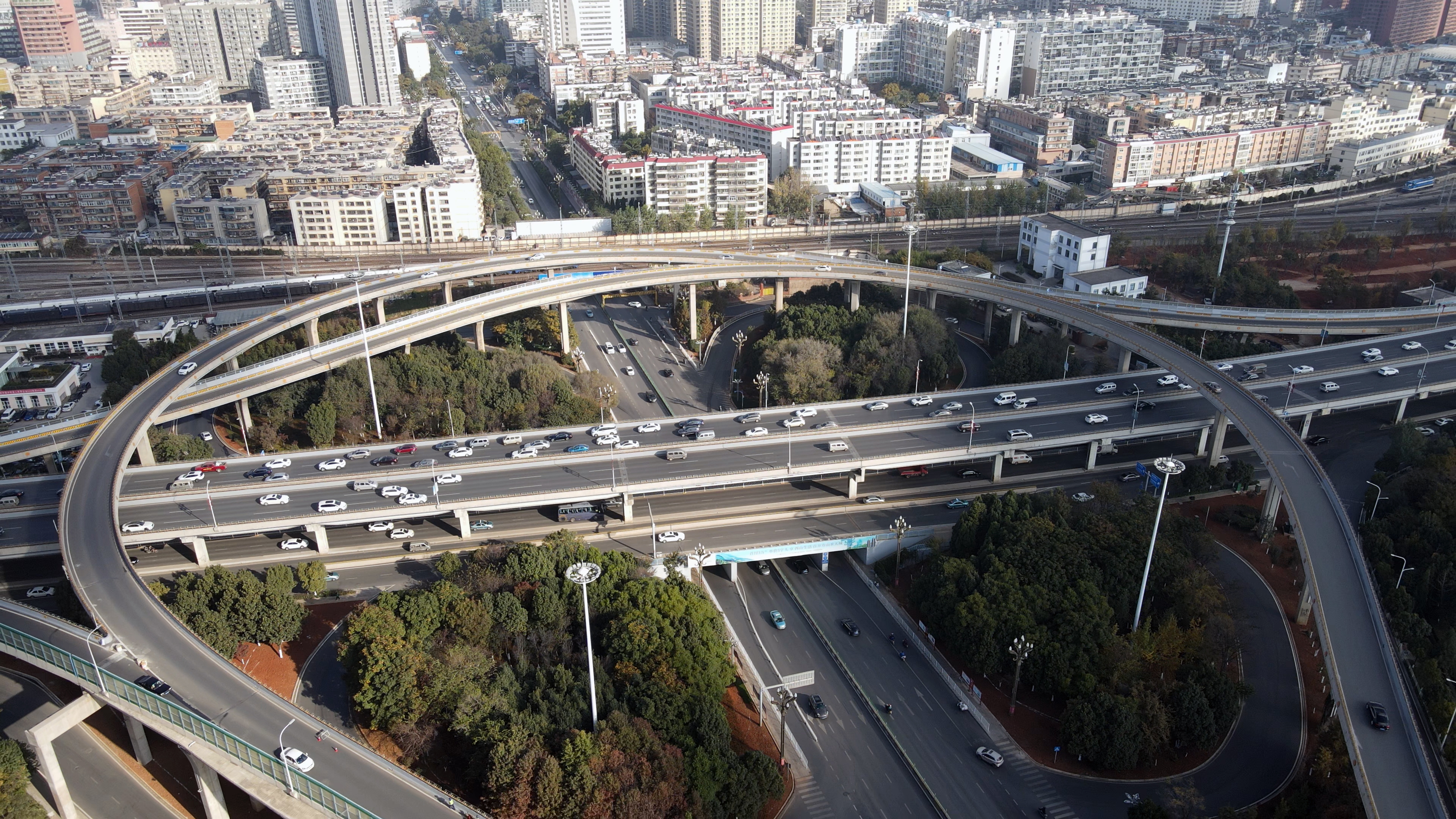 4k航拍昆明城市高架桥交通视频的预览图