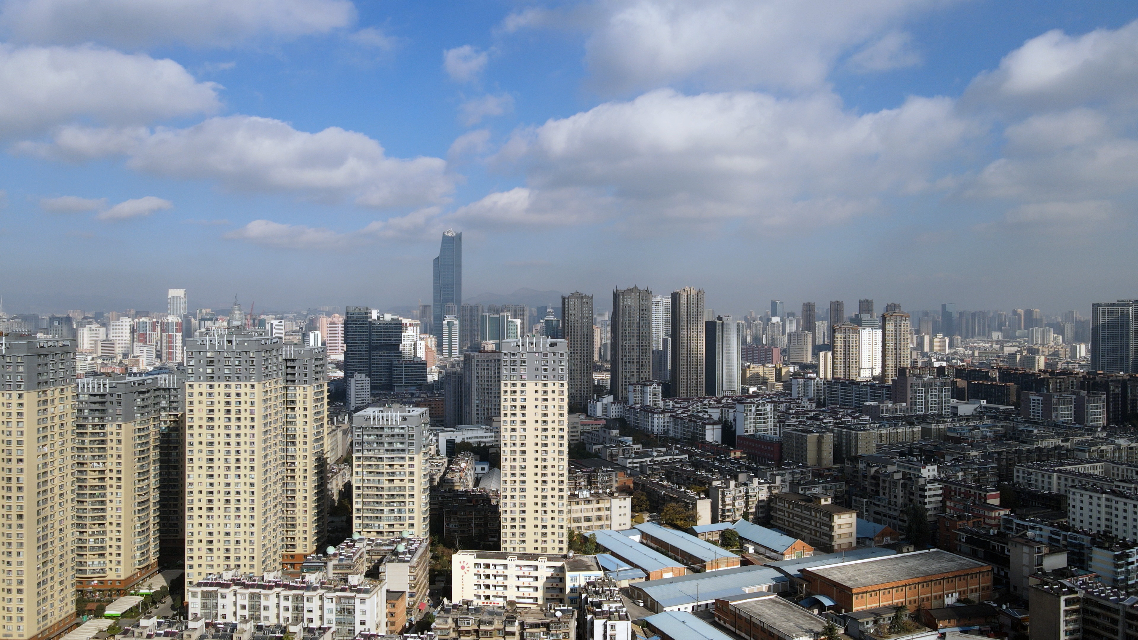 4K航拍昆明城市蓝天白云视频的预览图