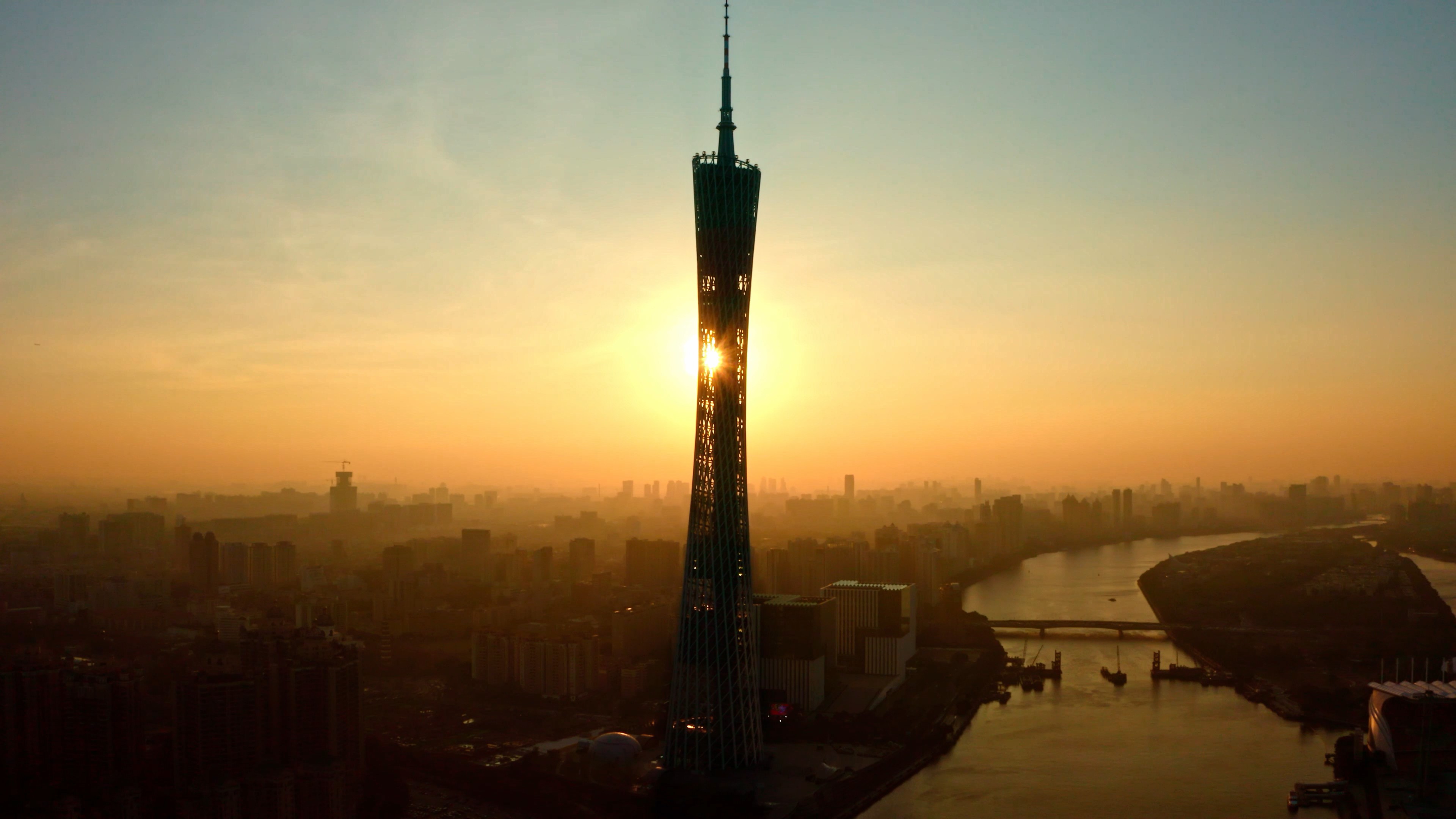 4k大气航拍夕阳逆光广州塔视频的预览图