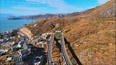 4k大理双廊高速公路隧道口车流航拍视频的预览图