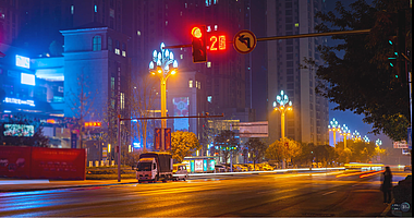 4K实拍城市夜景马路红路灯车流延时摄影视频的预览图