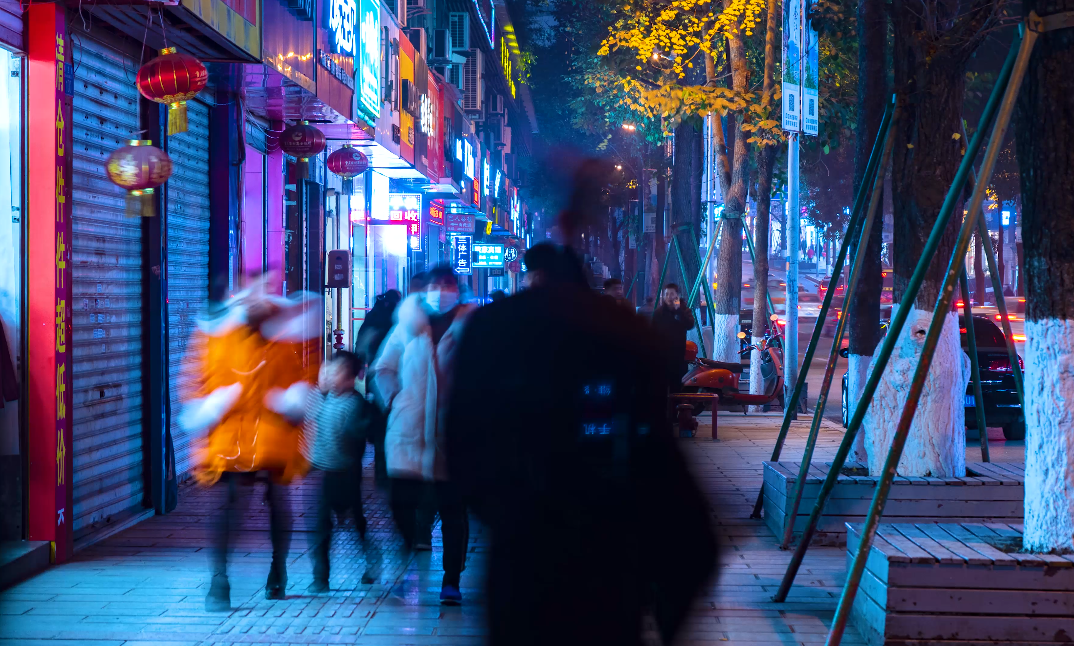 4K实拍城市夜景街道繁华人流延时视频视频的预览图