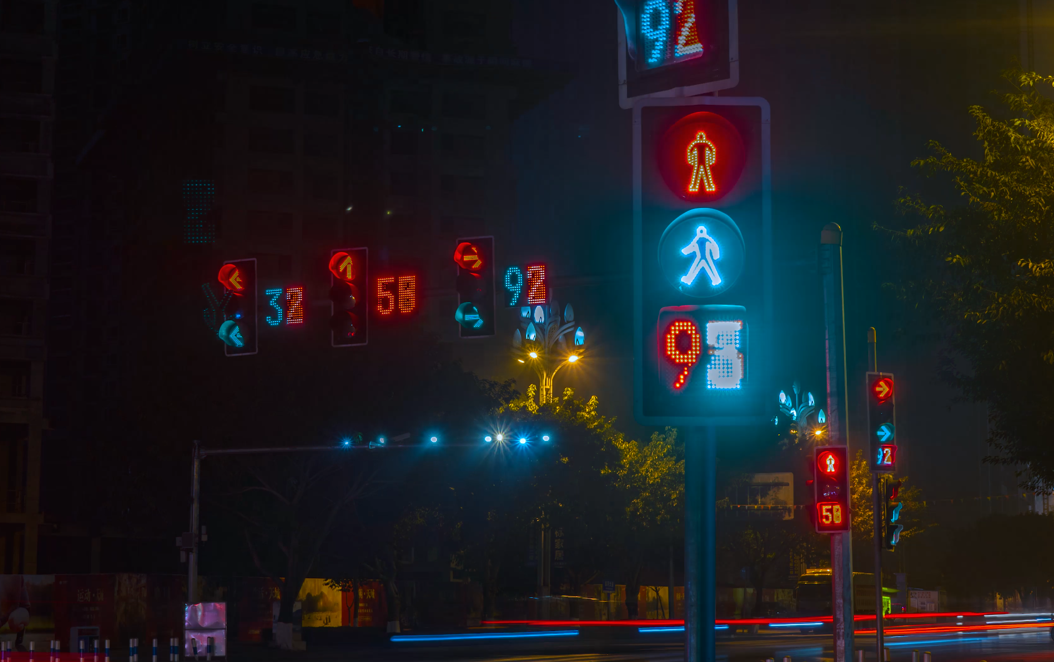 4K实拍城市夜景马路交通红绿灯信号灯车流延时摄影视频的预览图
