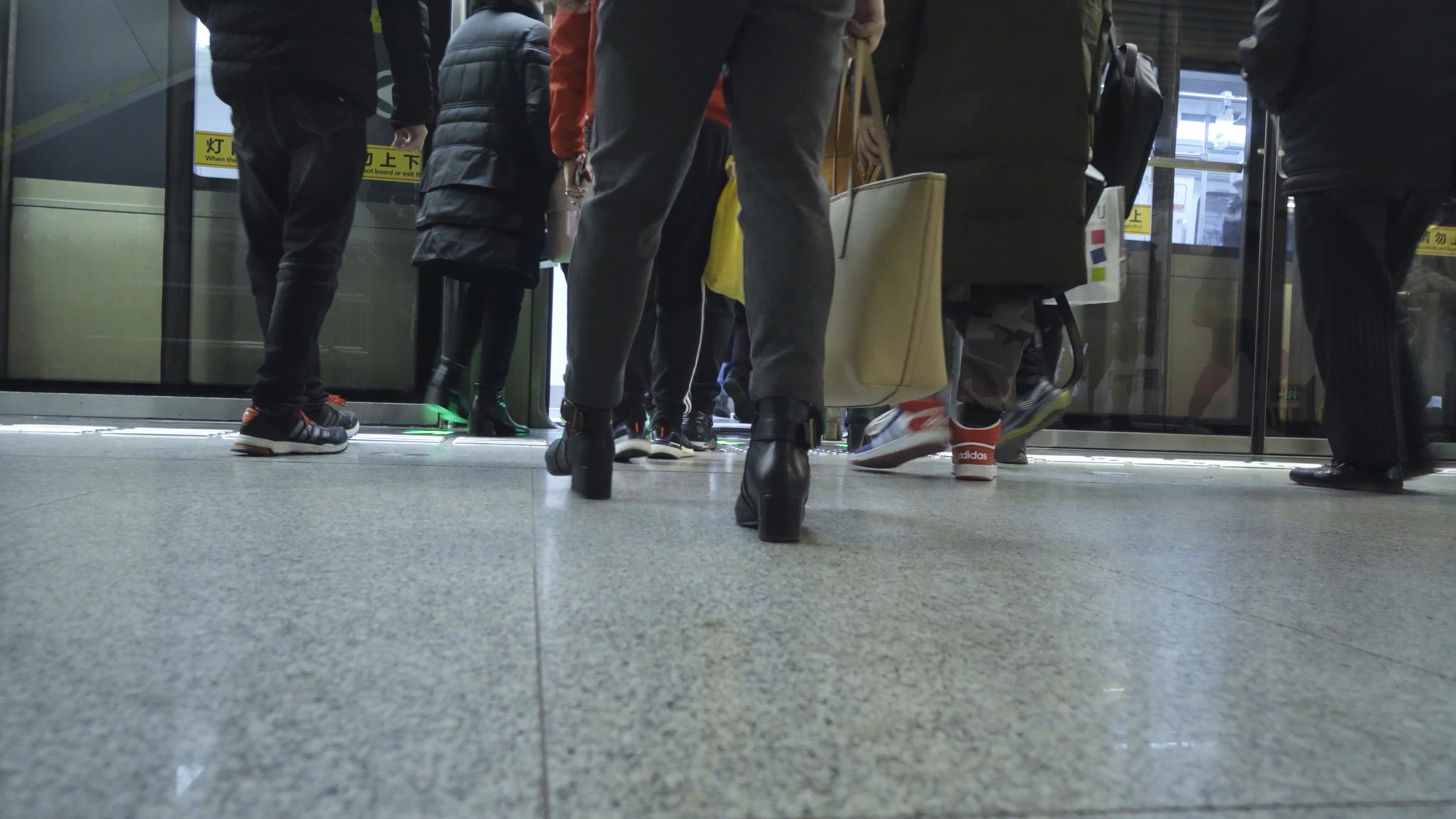 4k实拍上下地铁拥挤人流脚步视频素材视频的预览图