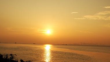 4K实拍海边清晨日出太阳照耀波光粼粼的湖面风光空镜视频素材视频的预览图
